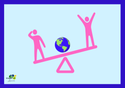 Auf blauem Hintergrund stehen in Pink zwei Menschen auf einer Wippe. Sie stehen jeweils am äußeren linken, rechten Rand der Wippe. In der Mitte der Wippe ist die Weltkugel.