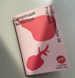 Cover des Programmhefts der Ernährungswochen 2025 von Gemeinsam Auftischen.