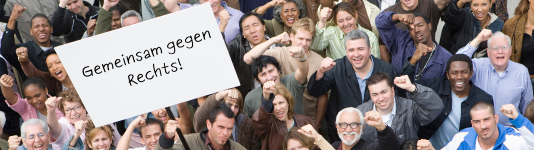 Eine Gruppe Menschen demonstriert. Auf einem Schild steht Geminsam gegen Rechts.