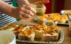 Baguettescheiben, die mit veganem Lachs belegt sind.