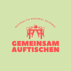 Logo von "Gemeinsam Auftischen". Grüner Hintergund. In roter Schrift: Gemeinsam Auftischen. Nachhaltig. Regional. Saisonal. Mittig ist ein roter Tisch mit Sechs Stühlen daran und einem Kochtopf oben drauf.