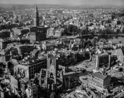 Schwarz-weiß Foto von Kiels zerbombter Innenstadt während des 2. Weltkriegs.