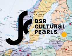 Eine geographische Karte vom Ostseeraum im Hintergrund. Im Vordergrund das Logo von BSR Culturals Pearls.