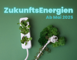Auf grünem Hintergrund liegt einer Mehrfachsteckerleiste. In dieser und an dem Stecker selbst wachsen grüne Pflanzen. Darüber steht: ZukunftsEnergien. Ab Mai 2025.
