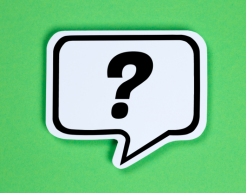 Grüner Hintergrund mit einer Sprechblase und einem Fragenzeichen darin.