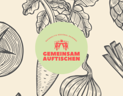 Zu sehen ist das Logo vom Projekt "Gemeinsam Auftischen" auf einem beigefarbenem Hintergrund. Auf letzterem sind außerdem in Schwarz Gemüsen gezeichnet.