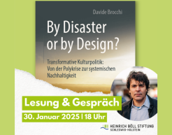 Zu sehen ist ein Buchcover auf grünem Hintergrund. Auf dem Cover steht "By Disaster or by Design? – Transformative Kulturpolitik: Von der polykrise zur systematischen Nachhaltigkeit." Außerdem ist ein Foto von dem Autor Davide Brocchi zu sehen.