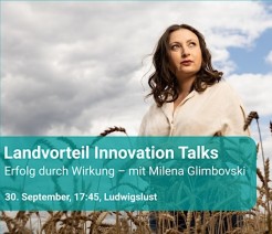 Porträt von Milena Glimbowski, die in einem Weizenfeld steht.